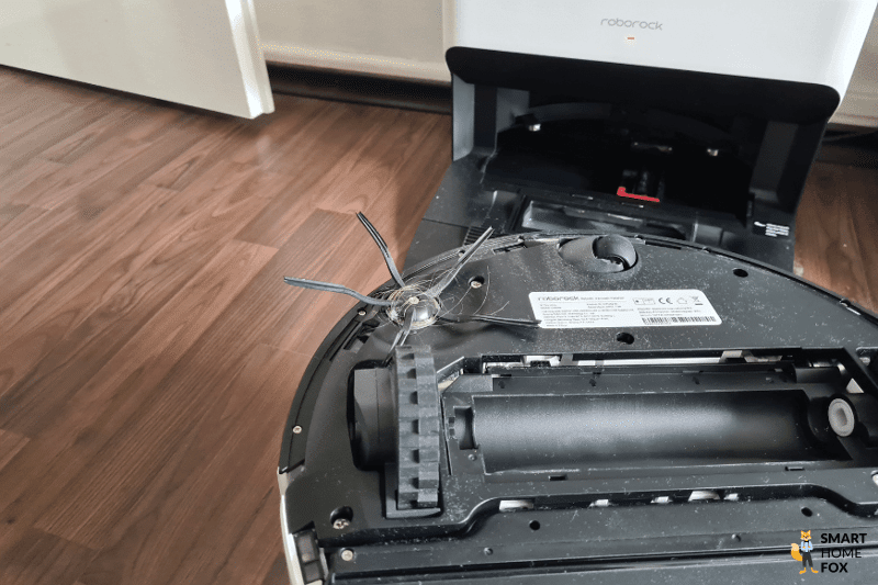 Haare haben sich um die Seitenbürste des Roborock S7 Pro Ultra gewickelt